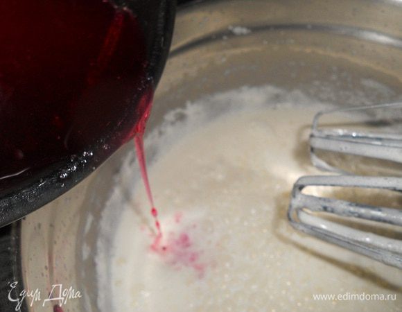 Теперь делаем нежнейшее суфле. Взять 130 г вишневого желе и залить кипятком 70 мл, хорошо перемешать, чтобы не было комочков и отставить остывать. Теперь взбить немного сливки,добавить сахар и 10 г ванильного сахара, они особо не загустеют, так как они не очень жирные, затем продолжая взбивать влить тонкой струйкой наше немного остывшее желе и продолжать взбивать, сливке станут гуще, поставить в холодильник, чтобы они остыли, но не загустели - у меня стояли в холодильнике 15 минут. Вот суфле готово.