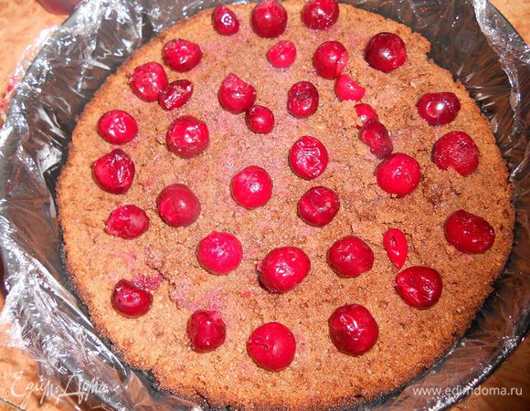 Теперь взять разъемную форму, я решила ее выстелить пленкой, поместить в нее один корж, выложить на него вишни, количество вишен конечно по вашему желанию.