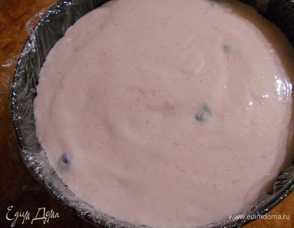 Теперь залить корж суфле и поставить в холодильник на 25 - 30 минут, суфле  не должно застыть  как желе - суфле должно быть очень нежное.