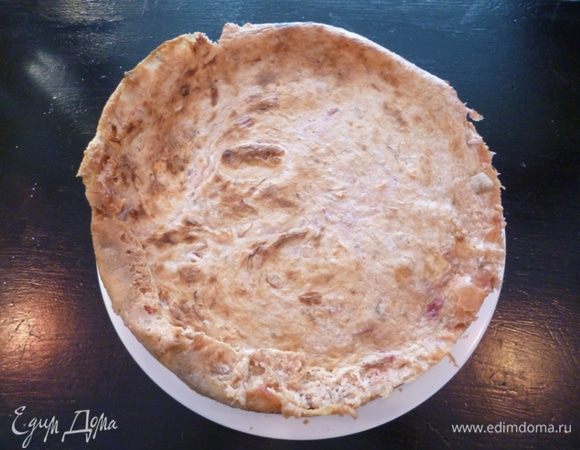 Подавать этот торт сразу не получится. Он должен хорошенько остыть. В идеале его лучше отправить на ночь в холодильник. 