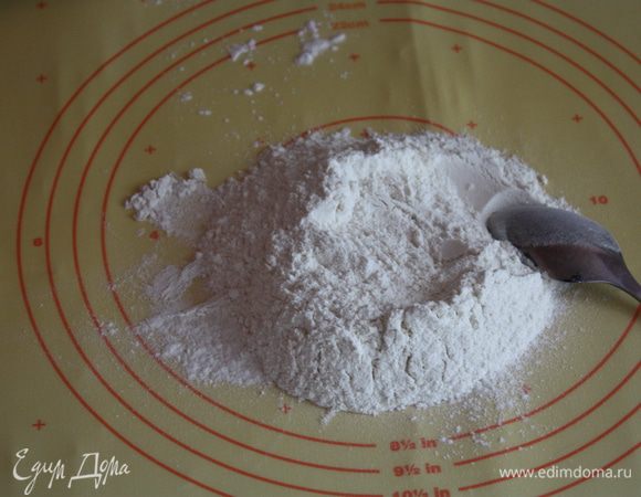 Займемся тестом. Просеем муку и смешаем ее сахаром.