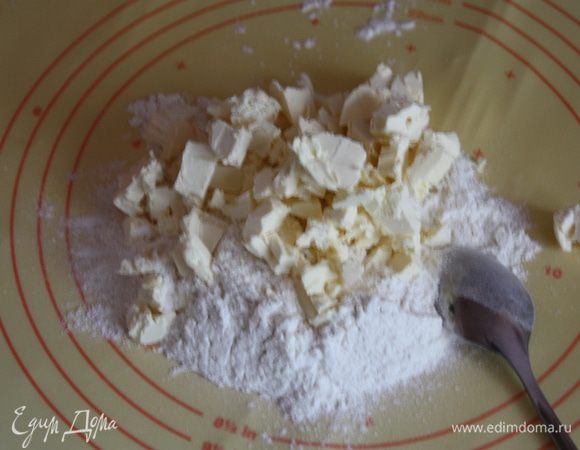  Добавим резанное кубиками масло и перемешаем все вместе "в крошку". Разведем мед в воде, добавим к нашей крошке и вымесим гладкое  и упругое тесто. Можно добавить муки, если будет очень липнуть,но аккуратно,не переборщите.