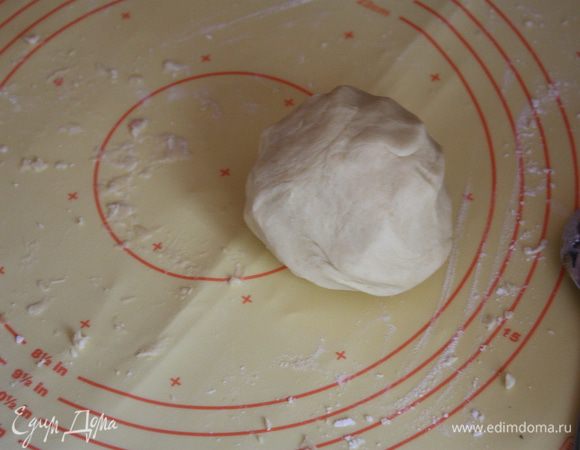  Заворачиваем тесто в пищевую пленку и отправляем в холодильник на 30 минут (или на 10 минут в морозилку,
 если очень спешите)