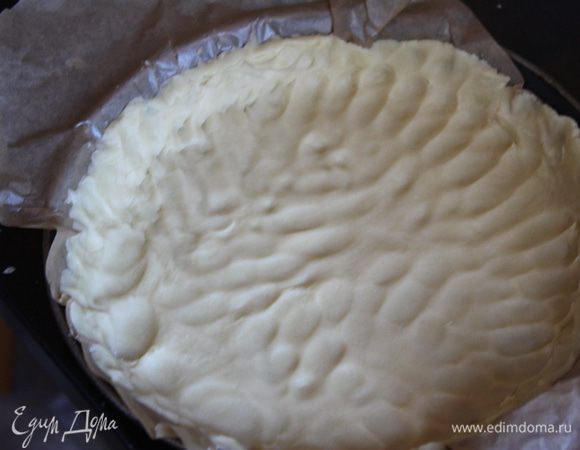 Тесто достаем,ждем пока оно достигнет комнатной температуры и раскатываем его в круг (у меня форма на 24 см). Я раскатываю на бумаге, с ней и кладу сразу (бумагу берите с запасом, чтобы было потом удобней вытаскивать, если форма неразъемная), бортики выравниваю уже в форме, бортики делайте высокие, т.к. в духовке они "сползут" немного. Ставим форму в морозилку на 5-7 минут, а духовку разогреваем до 190 градусов. Достаем и отправляем в духовку на 20 минут.