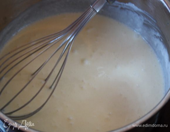 Готовим начинку. В кастрюле смешиваем сливки, мед, сахар, соль, яйцо и на медленном огне варим почти до закипания.