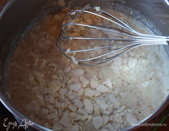  Смесь должна загустеть,снимаем ее с огня и высыпаем все миндальные лепестки,оставив немного для украшения.