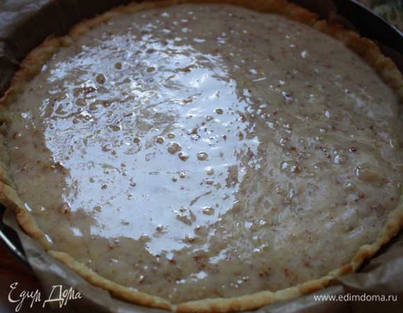 Достаем нашу форму с тестом из духовки, выливаем нашу сливочную смесь, разравниваем и отправляем обратно примерно на 25-30 минут. 
Тарт должен стать золотисто-кофейного цвета.