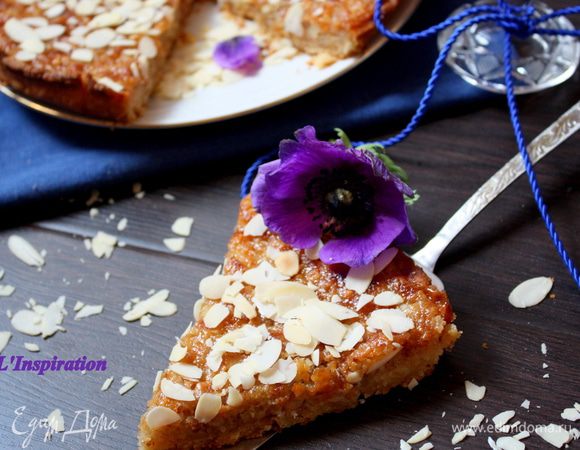 Достаем из духовки,даем полностью остыть (и только тогда достаем из формы) и посыпаем миндальными лепестками. Он невероятно вкусный, попробуйте обязательно!!!! Приятного аппетита!!!!