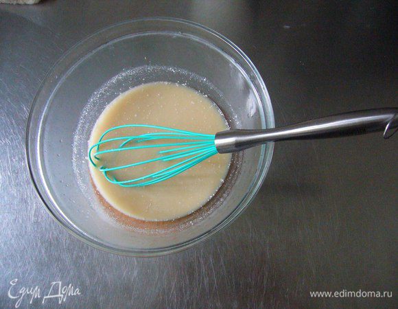 Разводим дрожжи в тёплой воде с добавлением сахара. Добавляем йогурт (не из холодильника!). Постепенно вводим ржаную муку, потом пшеничную. Добавляем специи, соль и 3 ст.л. оливкового масла.