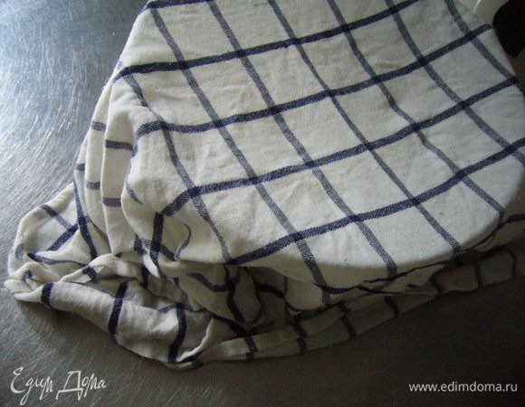 Накрываем тесто горячим влажным полотенцем и отставляем на минут 30-40.