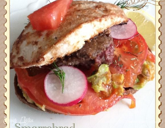 Ну вот и он, красавец. Запиваем пивом, шнапсом или тем. что любим. 
Как сказал один мой знакомый, если на хлеб положить всего, что найдешь дома, красиво оформить и есть вилкой с ножом, это имеет право быть...
