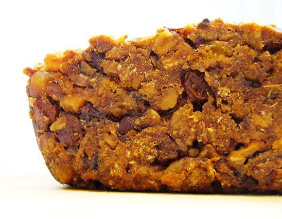 Лучше хлебу дать остыть. На второй и на третий день (если останется, конечно...) хлеб ещё вкуснее!