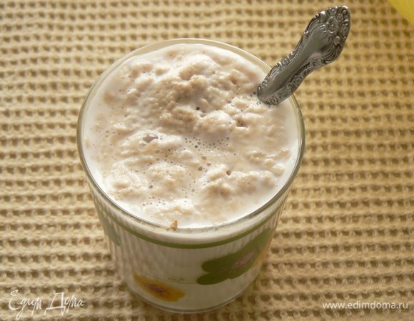 В молоке развести дрожжи с сахаром и оставить в тёплом месте на 15-20 мин..