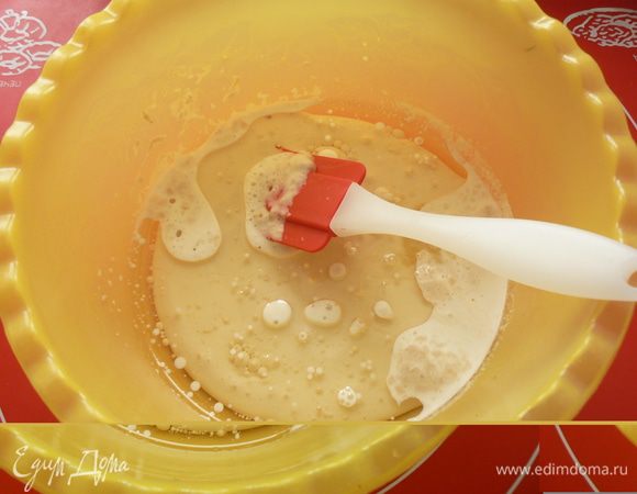 Добавить в молочно-дрожжевую смесь раст. масло, белок, соль 