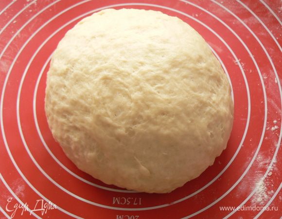 Замесить мягкое тесто. Муку добавлять постепенно, тесто  должно быть мягким и нежным.