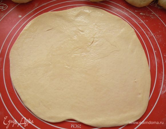 Подошедшее тесто  разделить на 8 частей. Каждую часть раскатать в небольшую лепёшку. 