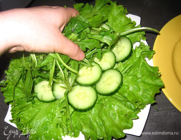 На салат выложить нарезанный кольцами огурец, затем выложить руколу.
Клубнику нарезать на 4 части (не 1 порцию нужно около 10-12 шт.), разложить по зелени равномерно. Полить все это дело оливковым маслом и бальзамическим уксусом (по вкусу).