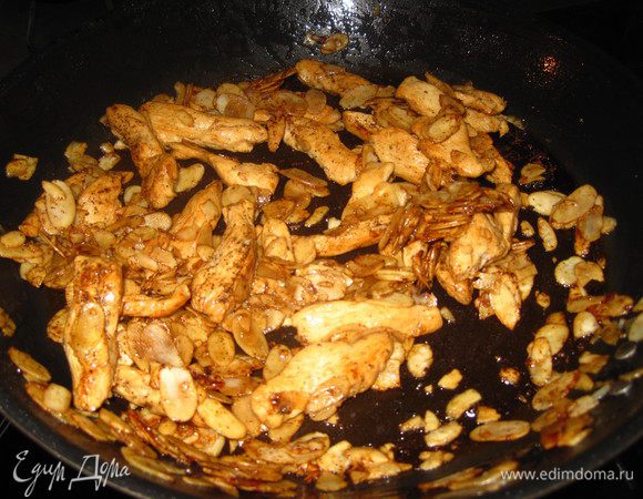 Курицу нарезать ВДОЛЬ ВОЛОКОН на полоски толщиной 8-10 мм.
Жарить на среднем огне, добавить соевый соус, перец, соль по вкусу. За пару минут до готовности добавить орешки. Выложить поверх салата.