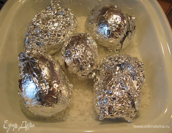 






Для начала разогреваем духовку до 180 градусов, картофель моем, сушим, заворачиваем в фольгу, насыпаем в противень крупную морскую соль 500 гр, сверху кидаем завернутый картофель и в духовку на минут 30, готовность проверяем вилкой.