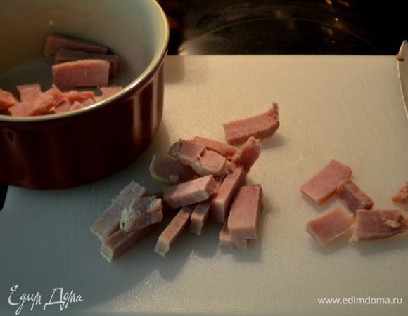 Порезать ветчину тонко. Выложить в горшочек или в широкий бокал.