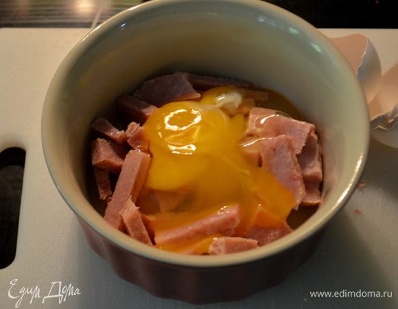 Залить яйцом или яйцами. Посолить и поперчить.