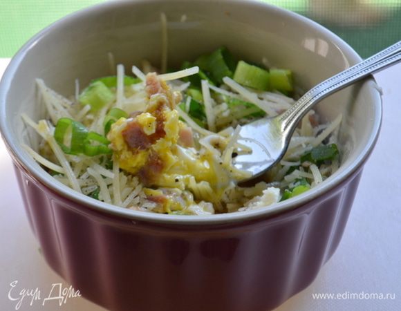 Поставить в микроволновку на 30 сек. Слегка перемешать и вернуть в микроволновку на 30 сек.
Добавить сверху зеленый лук. Сыр,у меня Пармезан. И наш завтрак-обед готов.
Приятного аппетита.