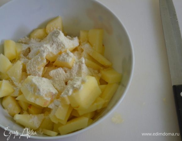 Разогреть духовку до 200 гр. Яблоки (у меня одно большое) очищенные и порезанные смешать с  мукой.