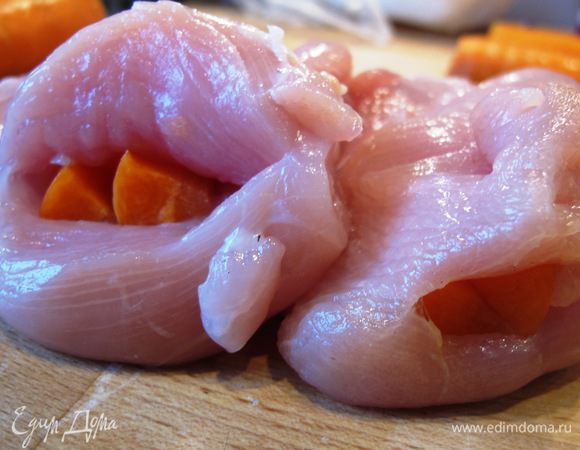 






Пока печется картофель, фаршируем курицу. Прорезаем острым и тонким ножом вдоль отверстие, так, чтоб туда поместилась морковка (используем половину моркови, разрезав ее так, чтоб поместилась, остальная морковь  пойдет в соус) (см. рисунок).