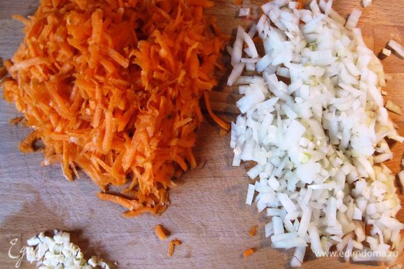 Мелко режем лук, чеснок, оставшуюся морковь трем на крупной терке.