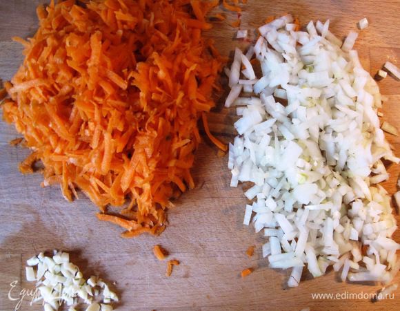 






Мелко режем лук, чеснок, оставшуюся морковь трем на крупной терке.