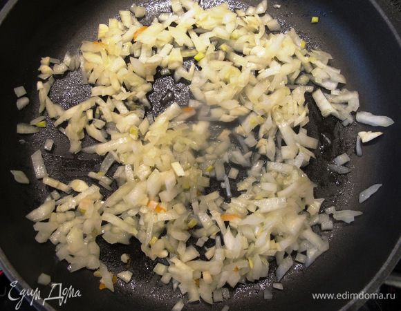 






Разогреваем на сковороде оливковое масло, тушим лук и чеснок до прозрачности.