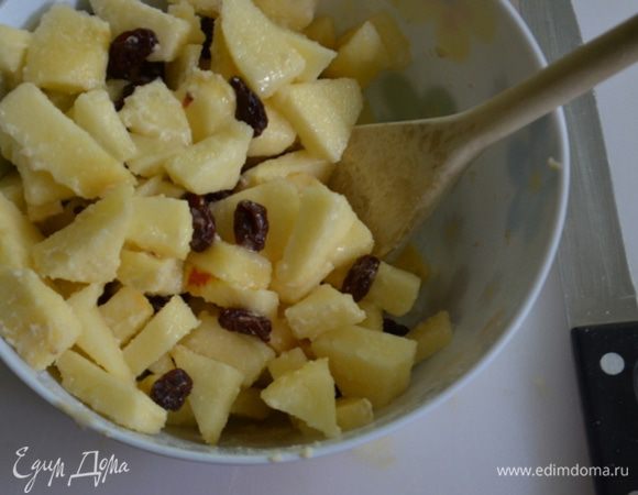 Разогреть сливочное масло на непригораемой сковороде,  на среднем огне. Смешать вместе яблоки,изюм,сахар,лимон.сок и имбирь.
