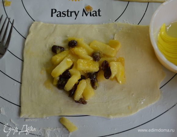 Смажем кончики теста кисточкой белком.