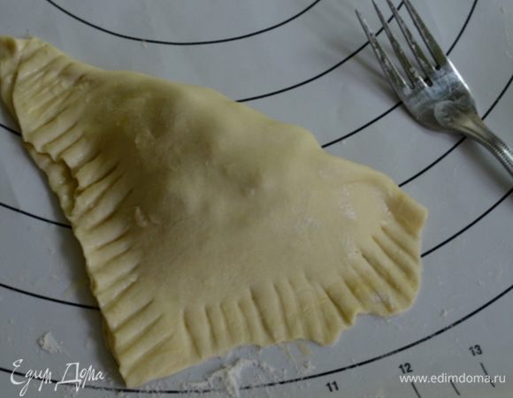 Закроем тестом, чтоб получился красивый треугольник. Используем вилку, прижимаем кончики теста.