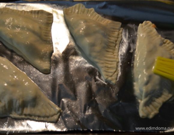 Выкладываем на противень не смазанный. Смажем сверху белком. Поставим в духовку на 15 мин. Достаем и дадим остыть