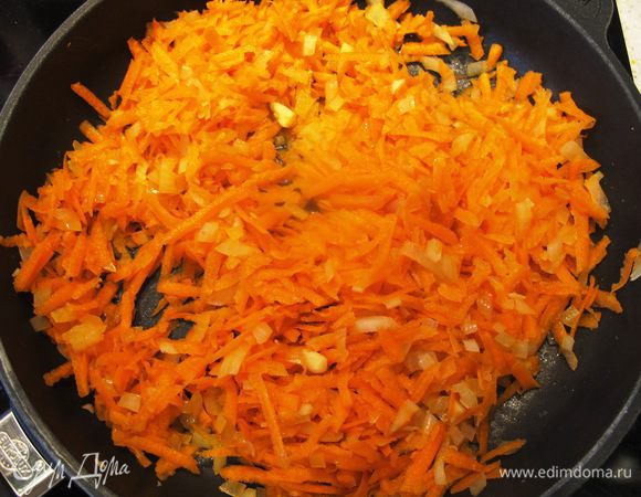






Добавляем морковь и тушим минут 7.