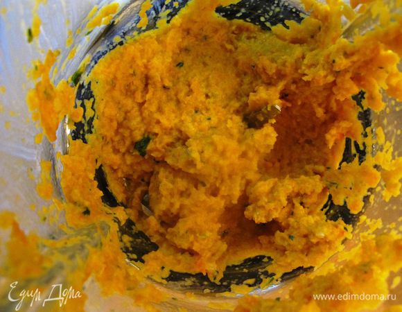 






Измельчаем морковь, лук и чеснок в пюре, разбавив слегка горячей водой, солим, перчим по вкусу.