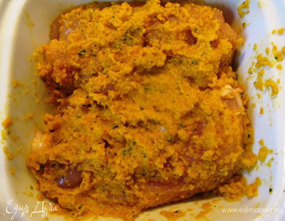 






Выкладываем в форму для запекания фаршированные куриные грудки, заливаем соусом, отправляем в разогретую до 180 градусов духовку (предварительно вытаскиваем готовый картофель) на минут 25-30, проверяем!