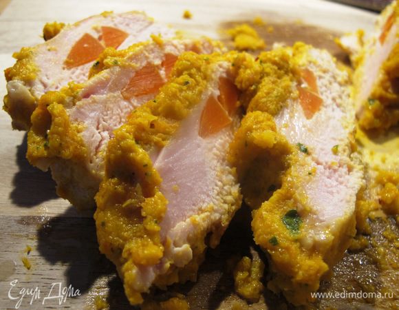 






Готовую куриную грудку достаем, чуть остужаем и красиво режем.  Выкладываем на тарелку куриную грудку, печеный картофель, украшаем петрушкой. Приятного!!!