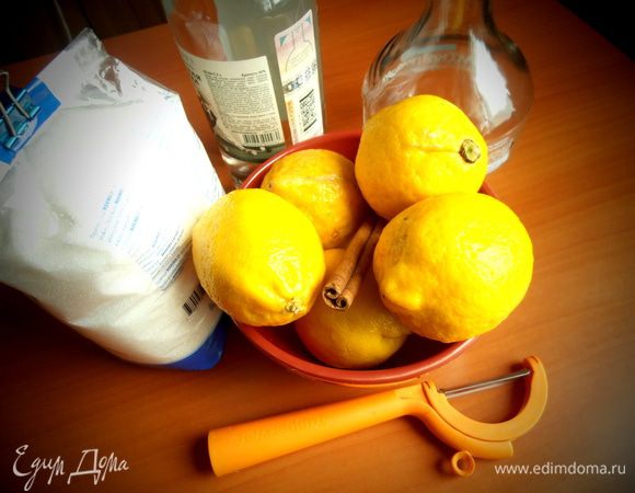 Продукты и графин для напитка.