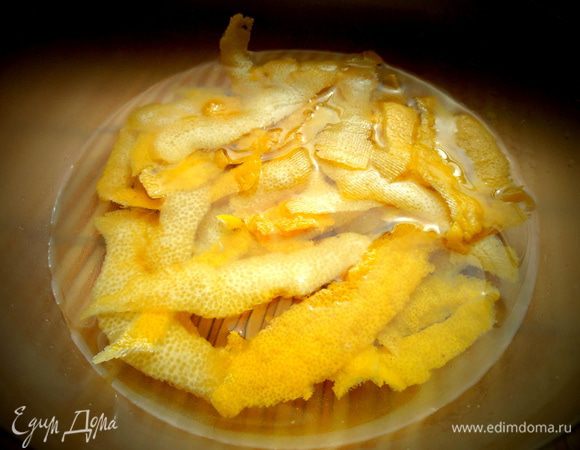 Первый этап. Залейте корочки водкой. Если используете спирт, то воды потребуется больше.