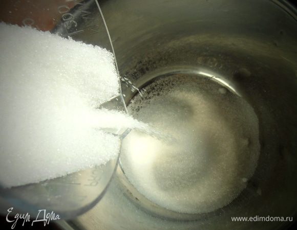 Через 5 дней — второй этап приготовления — добавление сиропа! Отмерьте сахар.