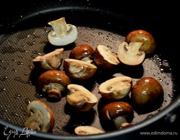 Разогреть на сковороде средне-высоком огне 2 стол.л оливковое масло. Добавить грибы и обжаривать примерно 7 мин.  Посолить и поперчить. Переложить на тарелку.
