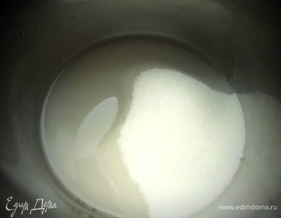 Пока варится сироп на медленном огне (до растворения каждой крупинки), вернемся к настоявшимся корочкам. 