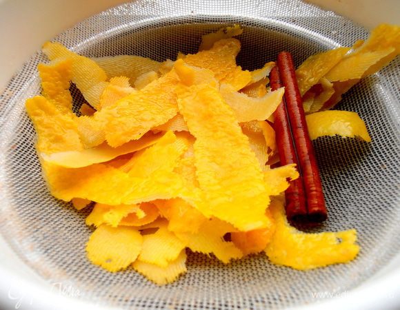 Процедите через сито корочки с корицей.