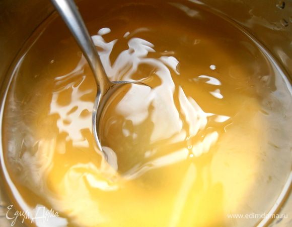 Тщательно перемешайте и разлейте по графинам.