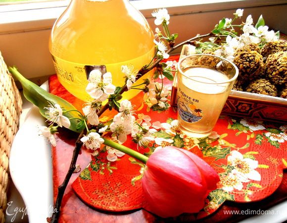 Подавайте солнечный напиток в заранее замороженных пустых стопочках. Так он будет еще приятнее! Срок хранения в холодильнике — до трех месяцев, но, думаю, для пропитки можно и дольше использовать.