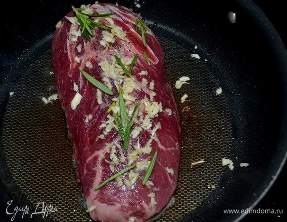 Добавить 30 г. сливочного масла с оливковым на сковороду. Стейк посолить и поперчить. Добавить сверху чеснок,розмарин по вкусу. Выложить на скоовроду  и обжариватиь 3 мин.сторона для средней прожарки или дольше, если любите прожаренное мясо. Переложим на тарелку.