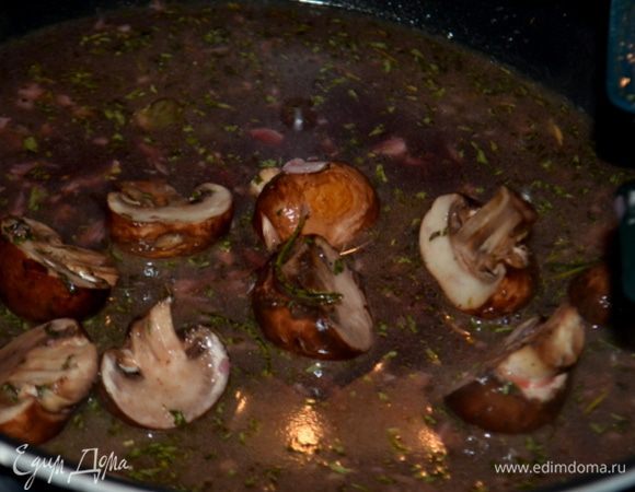 Приготовим соус. По рецепту предлагается убрать со сковороды розмарин и чеснок. Я не убираю для аромата сохраняю.Выльем вино нас ковороду и тушим примерно 3 мин. Добавить бульон и готовим еще 5 мин. Снять с огня  и добавим остатки сливочного масла. Вернем с тарелки грибы, добавим эстрагон, у меня сухой. Посолим и поперчим.