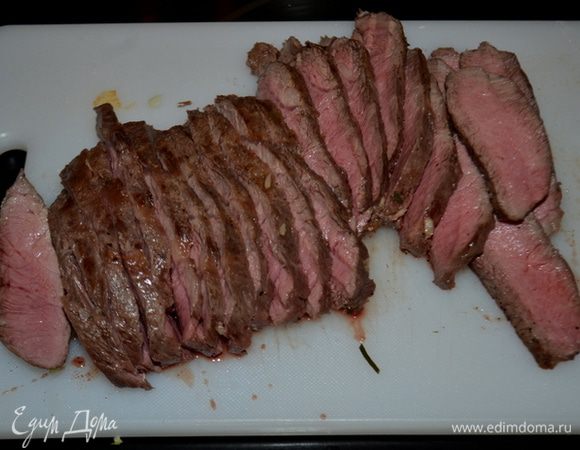 Стейк разрежем   на порции.